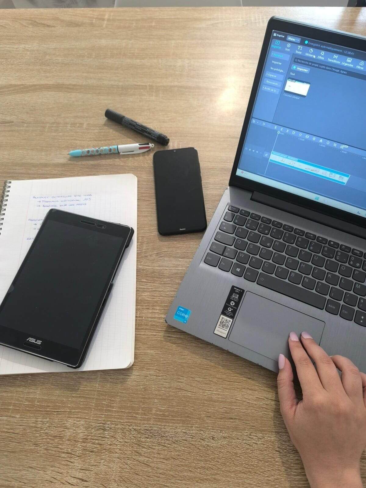 Environnement de travail de FC Créa incluant ordinateur portable et tablette pour la conception de sites web vitrines et la planification de stratégies éditoriales.